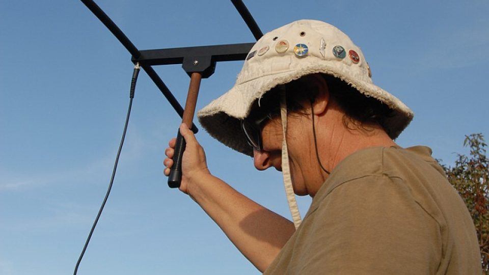 Izraelská bioložka Jael rádiem monitoruje pohyb supů