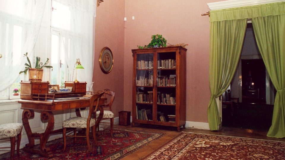 Interiér pražského bytu rodiny Karoliny Světlé Poještědskému muzeu odkázala její neteř Anežka Sluková-Čermáková