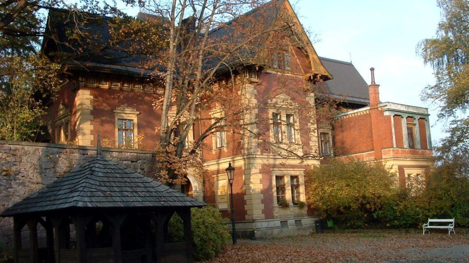 Podještědské muzeum v Českém Dubu sídlí v bývalé vile továrníka Franze Schmitta známé jako Blaschkeho vila