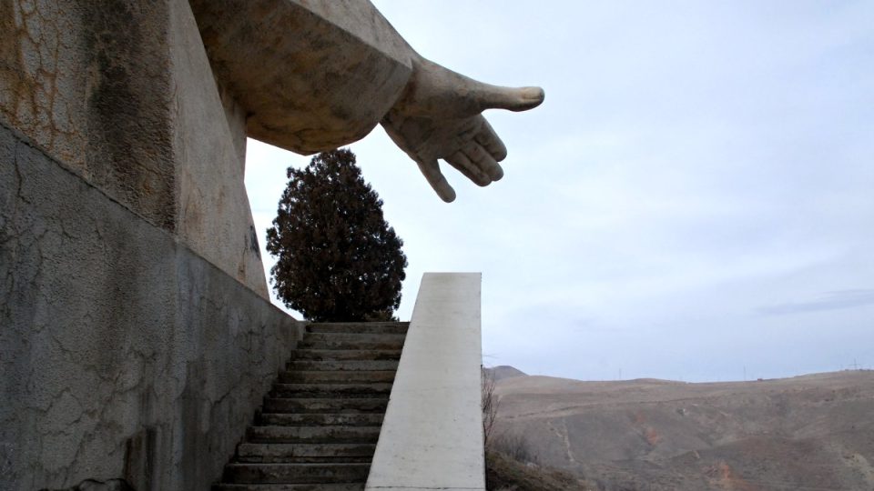 Levou rukou ukazuje kamenný Lenin do kraje