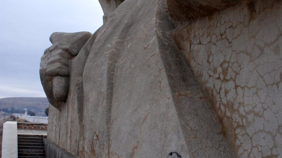 Obří busta Lenina dominuje okolní krajině i 20 let po pádu sovětského režimu