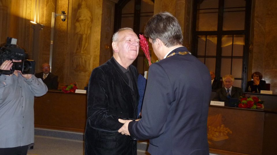 Doc. PhDr. Milan Uhde přebírá cenu za literární činnost od primátora