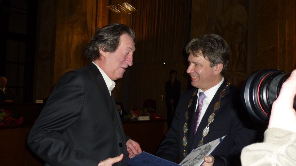 Zdá se, Bolek Polívka je s oceněním spokojen