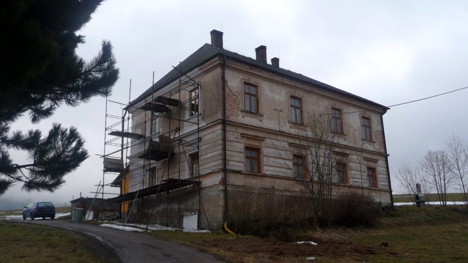 Budova staré fary pochází ze stejného období jako kostel, tedy z počátku 19. století