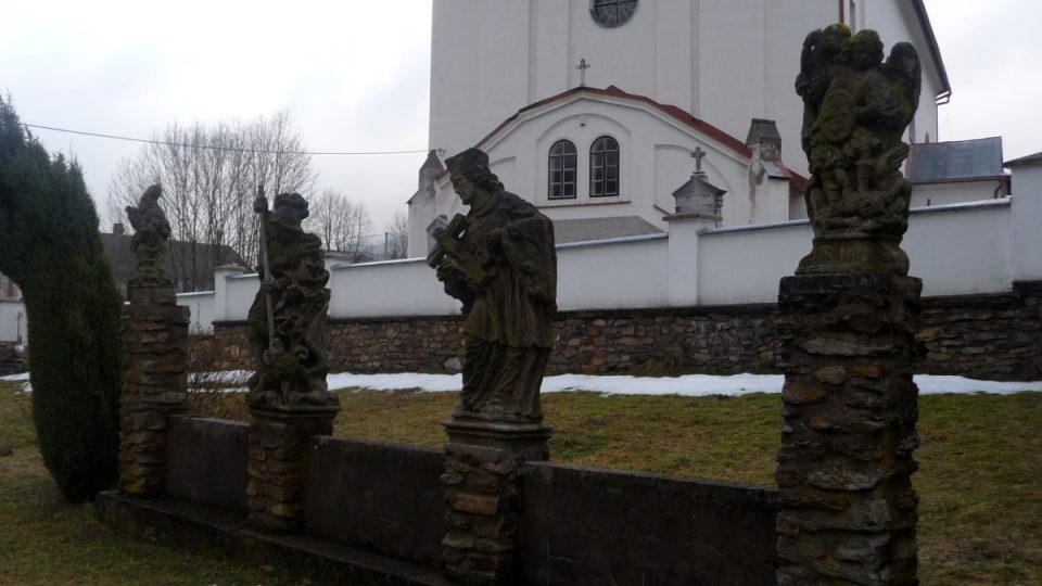 Sochy před kostelem svatého Aloise v Dolní Moravě