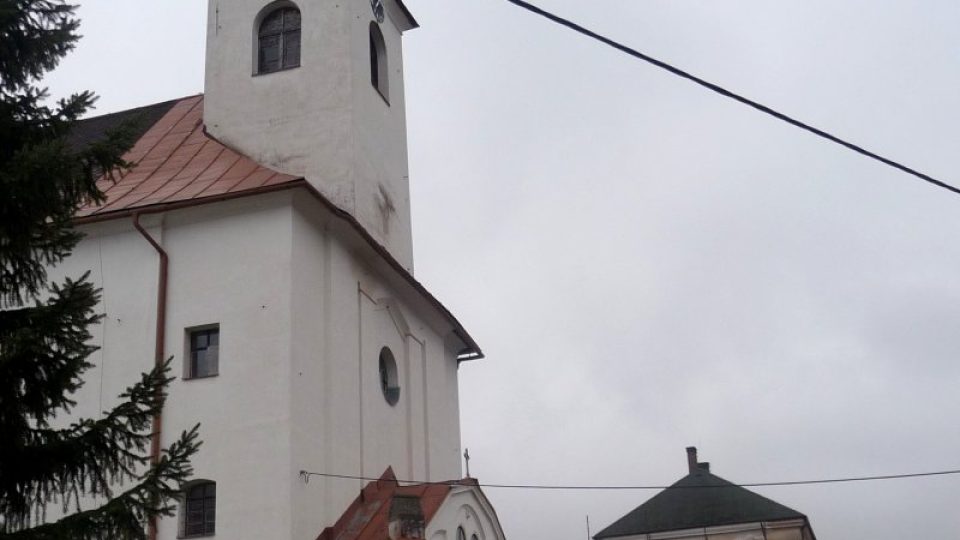 Věž empírového kostela svatého Aloise v Dolní Moravě na Orlickoústecku