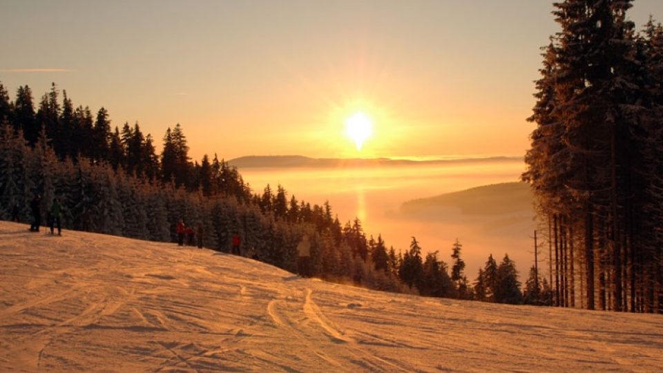 Skiareál Sněžník Dolní Morava nabízí nejen kvalitní podmínky pro lyžování, ale také kouzelné výhledy do kraje