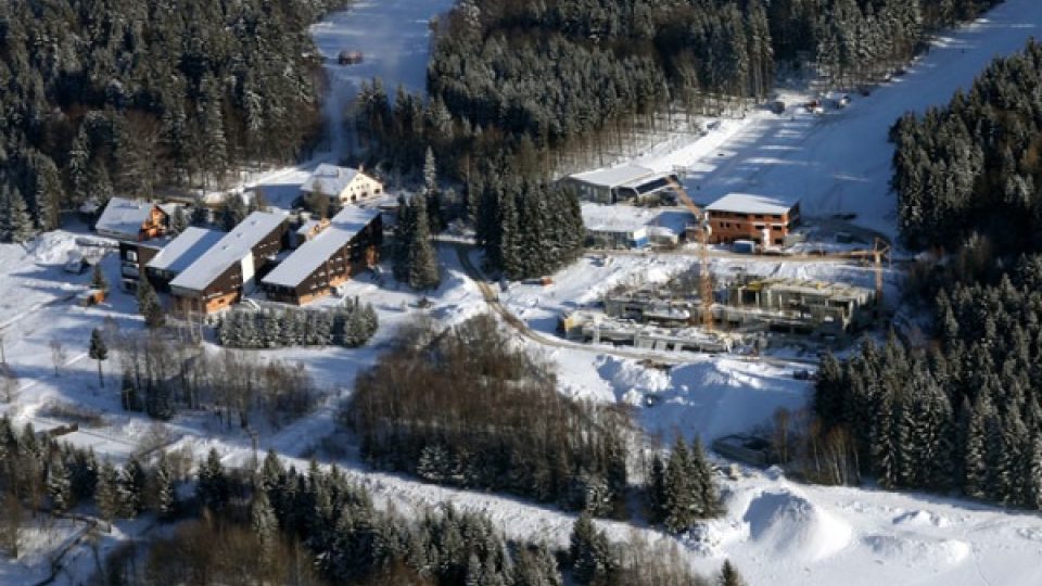 Hotel, lanovka, restaurace a stanice horské služby – to vše tvoří zázemí u paty sjezdovek skiareálu Sněžník Dolní Morava