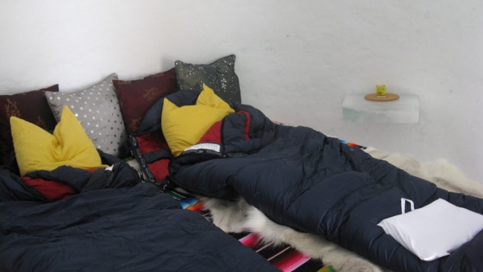 Klienti luxusního ledového hotelu se o své zdraví nemusejí bát ani během spánku. Před mrazem jsou pečlivě zajištěni