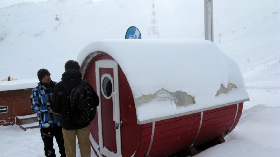 Když už máte dost ledového luxusu v hotelovém iglú, můžete vyzkoušet originální sud na sněhu