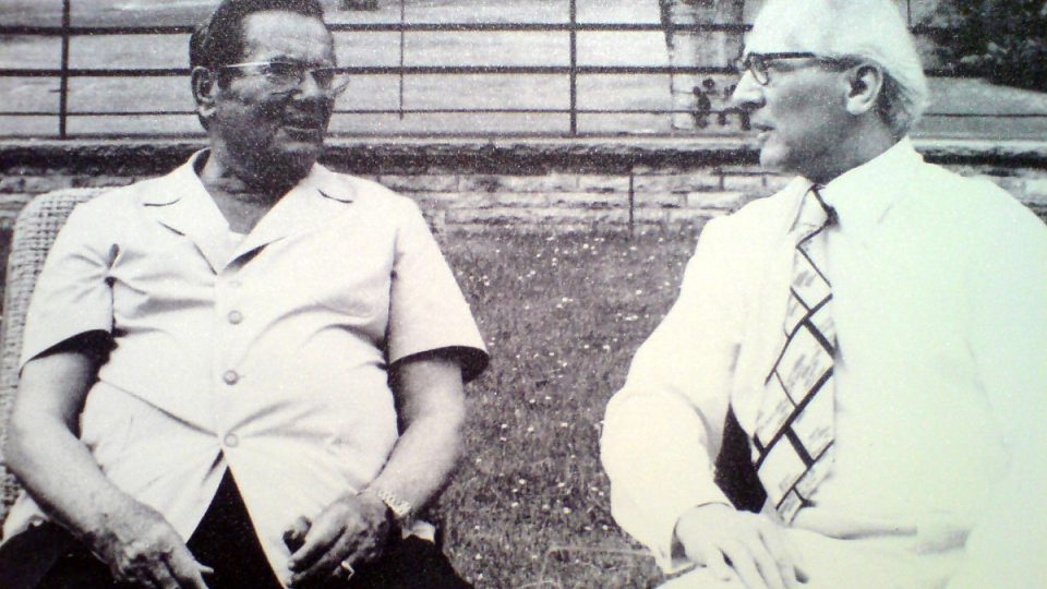 Hlavy dvou už neexistujících států NDR a SFRJ Erich Honecker a Josip Broz Tito v zámecké zahradě na Pankowě