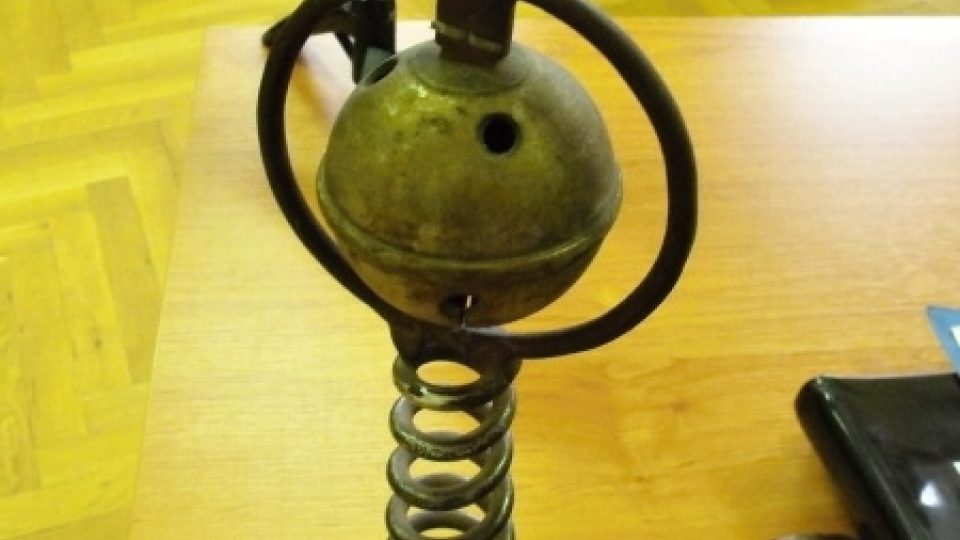 Tento starý zvonek přinesl ukázat Josef Štěpánek, pochází z výsadního hostince ve Volči