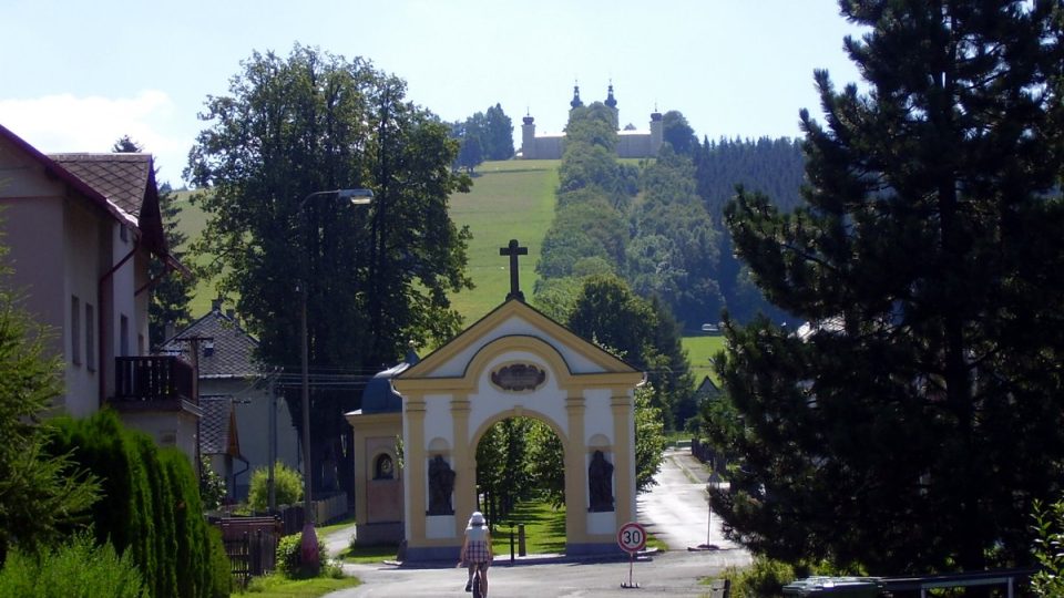 Na kopci nedaleko Králíků vyrostl koncem 17. století monumentální poutní komplex zasvěcený Panně Marii