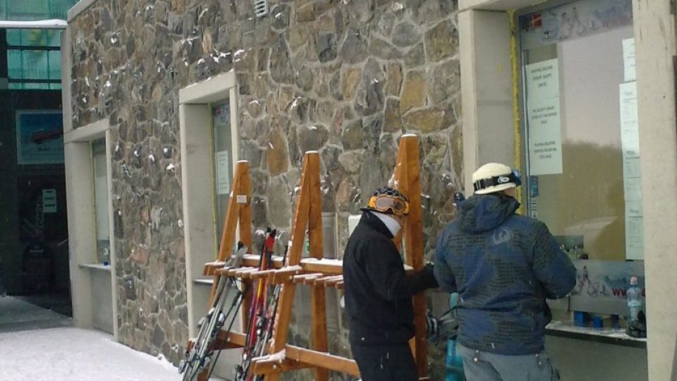 Skipas si můžete koupit buď pouze na svahy nového skiareálu Červená Voda, anebo pro celý skiregion kolem Bukové hory Skipas si můžete koupit buď pouze na svahy nového skiareálu Červená Voda, anebo pro celý skiregion kolem Bukové hory