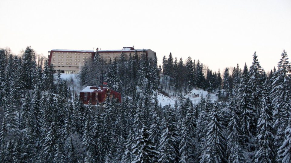 Tradiční horské dřevěné boudy i novodobé velké hotelové komplexy tvoří zázemí bosenského olympijského komplexu