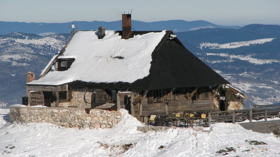 Odpočinout si na svazích zimního střediska Jahorina můžete třeba v takovéto tradiční salaši