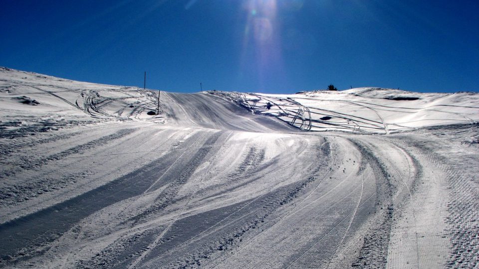 Když je inverze, mraky se drží nízko a lyžaři si mohou vychutnávat krásy zimního slunečného dne