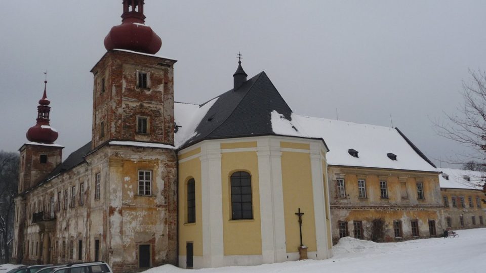 Díky obci byla opravena pouze zámecká kaple, zbytek budovy dále chátrá