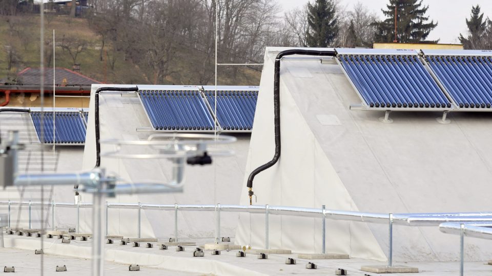 Tesco v Jaroměři otevřelo první hypermarket s nulovou uhlíkovou stopou v kontinentální Evropě. Systém solárních konektorů na střeše, umožňuje osvětlení prodejní plochy