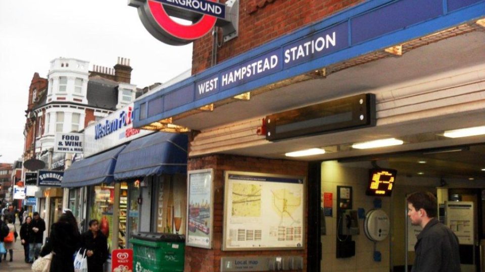 Knihovna české a slovenské krajanské komunity v Londýně se nachází nedaleko stanice metra West Hampstead