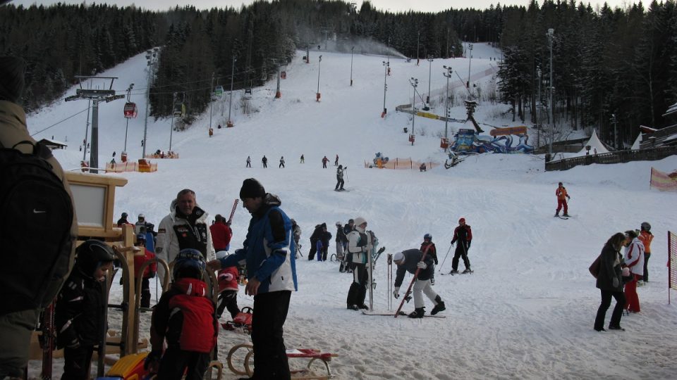 Svahy ve skiareálu Zauberberg-Semmering nejsou přeplněné, fronta u vleků je minimální