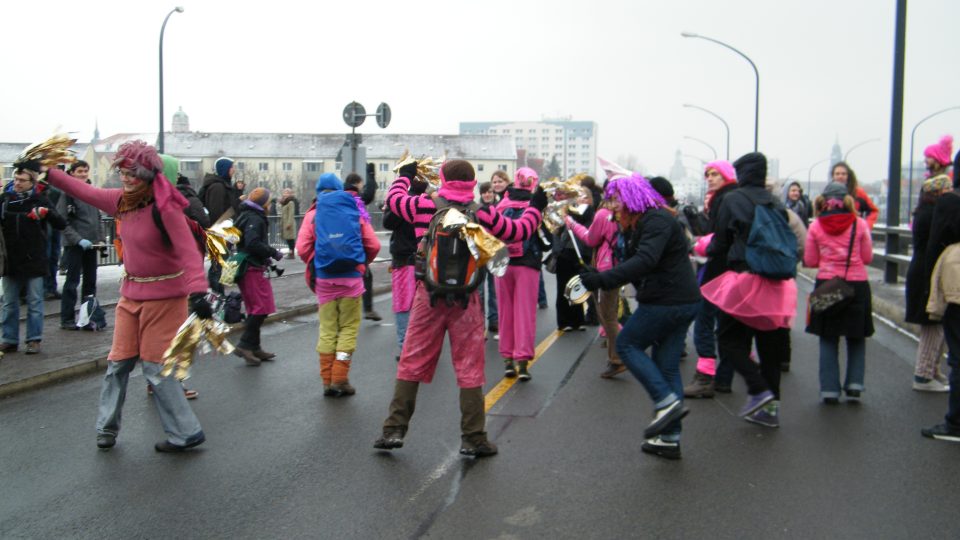 Drážďany - demonstranti na Budapešťském mostě