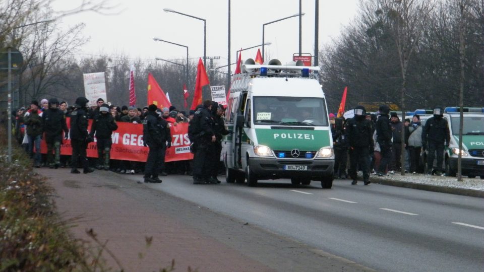 Drážďany – průvod demonstrantů se blíží k hlavnímu nádraží