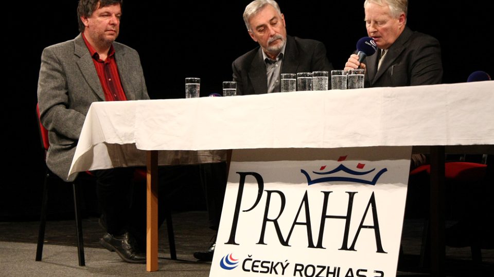 starosta Petr Šibrava, moderátor Jan Rosák a Jiří Zajíc, zástupce Technické sklářské společnosti 