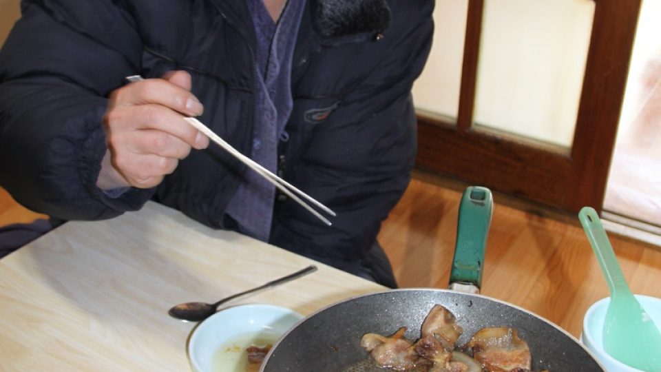 Jihokorejskou hostinu začínáme osmaženou slaninou, kterou místní nazývají samkjopsal