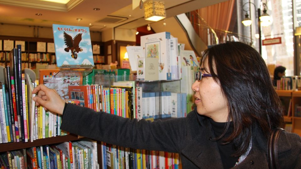 Překladatelka Yuko Kimura v jednom z knihkupectví v Tokiu