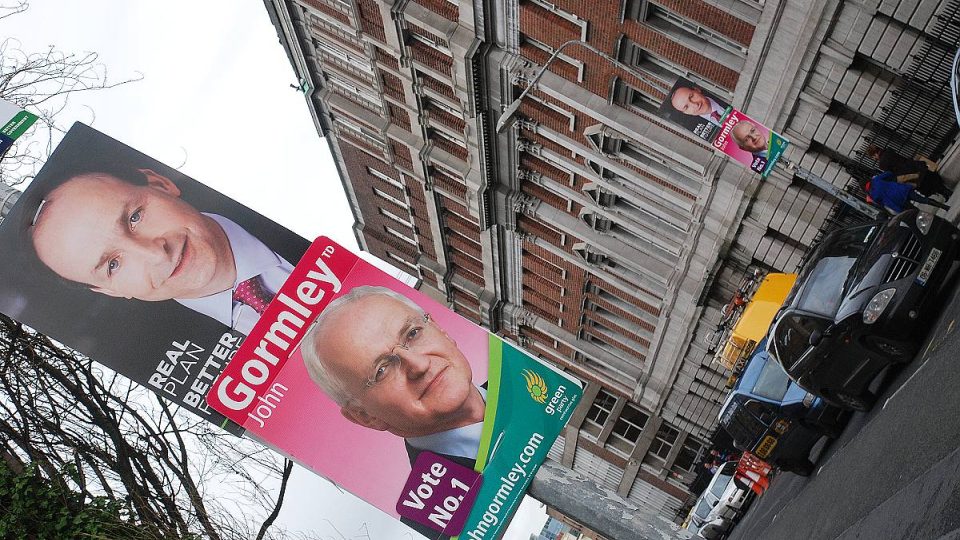 Irové se rozhodují, komu dají svůj hlas v nadcházejících volbách