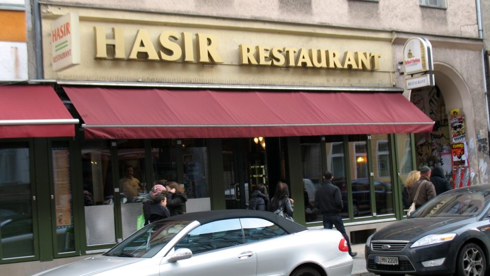 Restauraci Hasir v berlínské čtvrti Kreuzberg za 40 let její existence navštívil bezpočet milovníků tureckých specialit