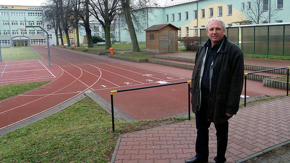 Starosta Vysokého Mýta Miloslav Soušek před základní školou, která vznikla z kasáren