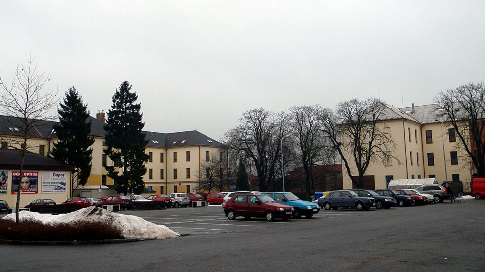 Bývalé kasárny a seřadiště ve Vysokém Mýtě, dnes opravené malé náměstí a do budov se nastěhoval městský úřad