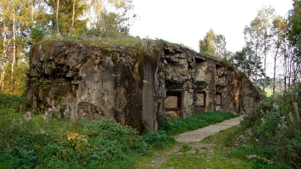 Dělostřelecký srub K-S 11 byl během okupace značně poničen. Právě na něm totiž nacisté zkoušeli účinnost své nové tajné zbraně