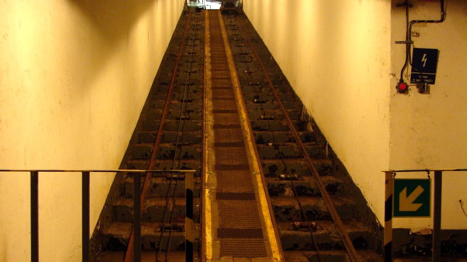 Svážnice do podzemí muzea je šikmý výtah se dvěma vozíky, který sloužil k přepravě munice a dalšího materiálu