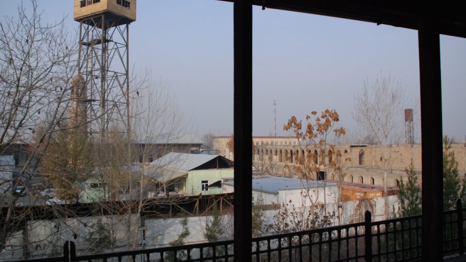 Nádvoří bývalé mešity hyzdí tovární komíny a skladiště bývalé textilky
