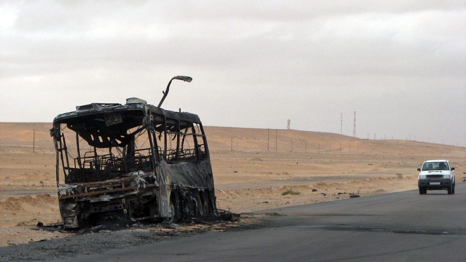 Ohořelý autobus na libyjské cestě