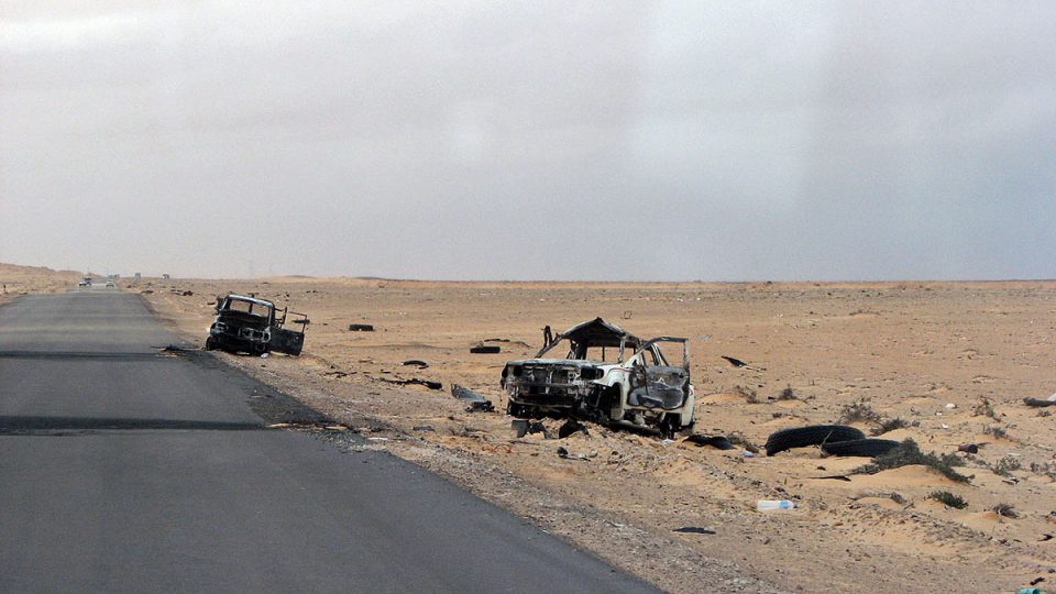 Cestu na severu Libye lemují ohořelá auta