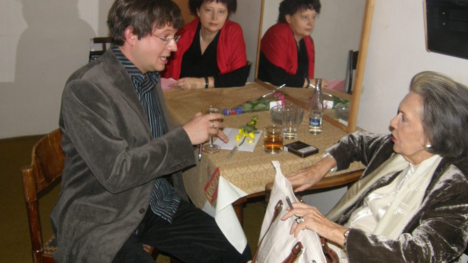 Aleš Cibulka v rozhovoru s Jiřinou Jiráskovou (vzadu režisérka Yvona Žertová)