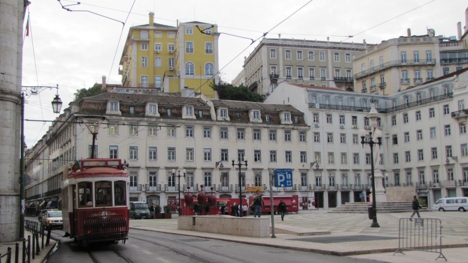 Historii portugalského hlavního města připomínají staré tramvaje, které jezdí i ulicí Rua do Arsenal 