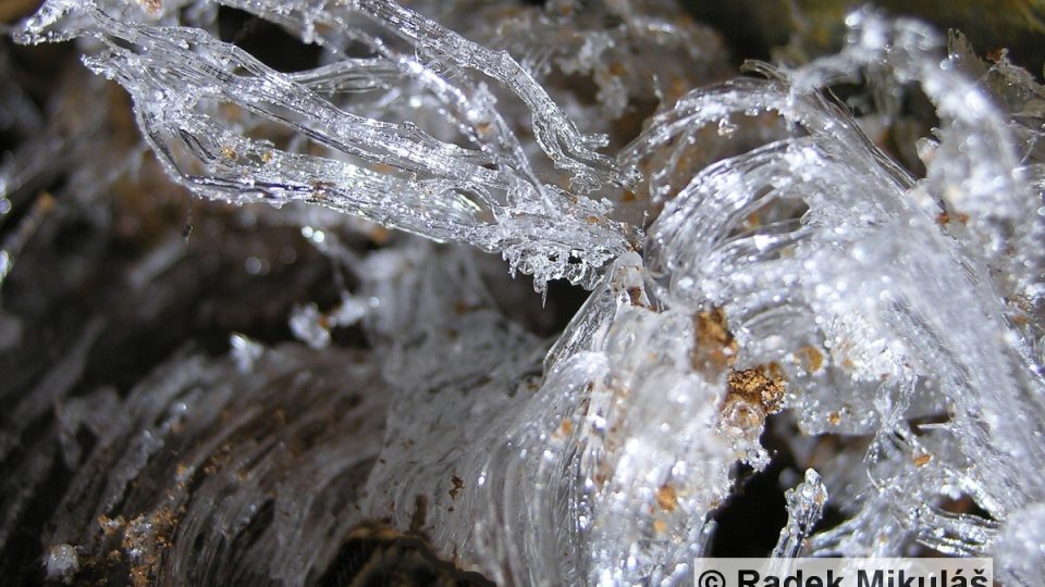 Jehlový led vzniká promrzáním hrubých, vodou nasycených zemin (Krkonoše)