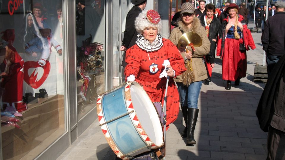 Nejstarším účastníkům karnevalu v Kolíně nad Rýnem bylo už hodně přes šedesát