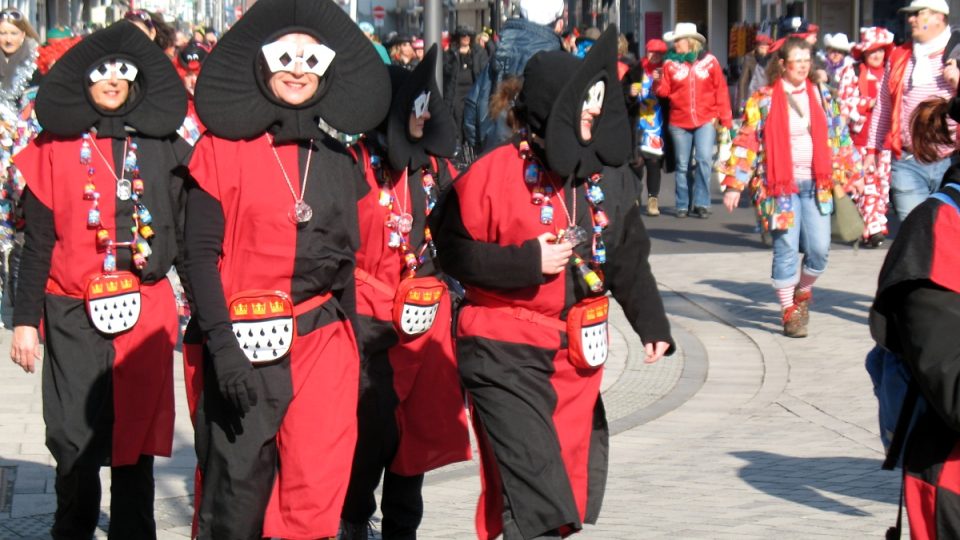 „Kolektivní maska“ je na kolínském karnevalu k vidění stále častěji