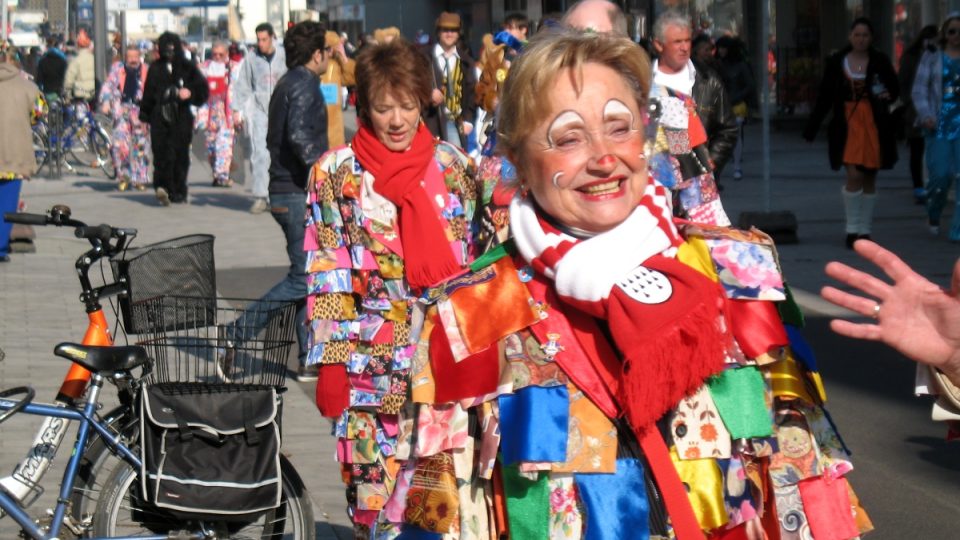 Karnevalový rej v ulicích Kolína nad Rýnem si užívají všechny věkové generace