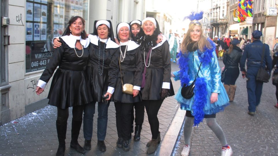Jeptišky v minisukních přijely do Maastrichtu z Amsterdamu. Ze skandálu obavy nemají, na karnevalu je přece dovoleno vše