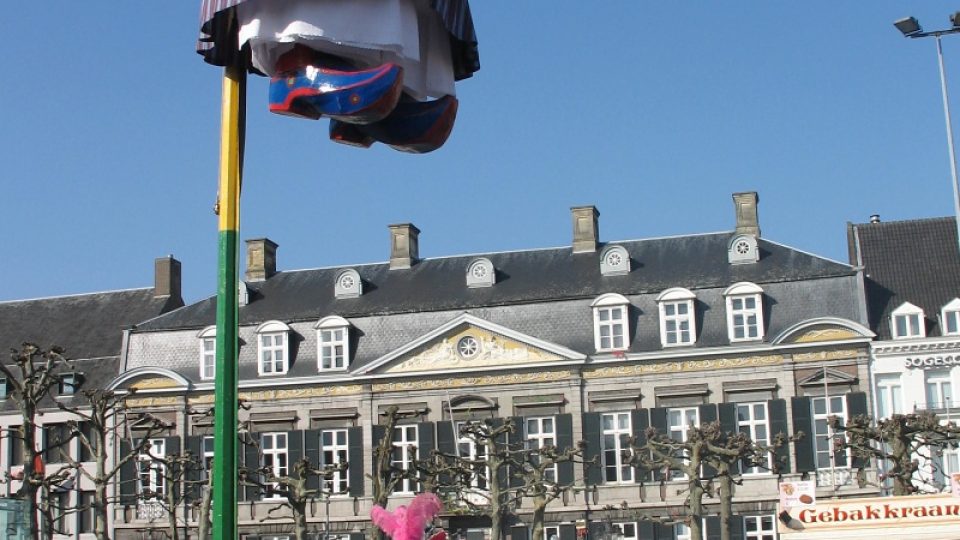 Symbolem maastrichtského karnevalu je figurína korpulentní trhovkyně přezdívaná Mooswief