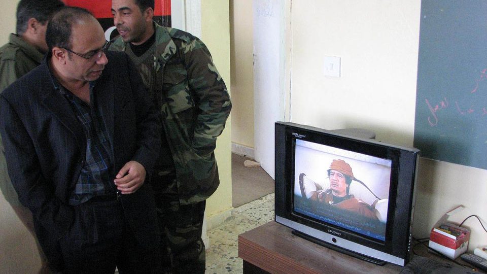 Vzbouřenci sledují v televizi projev Muammara Kaddáfího, který se nehodlá vzdát své vlády nad zemí