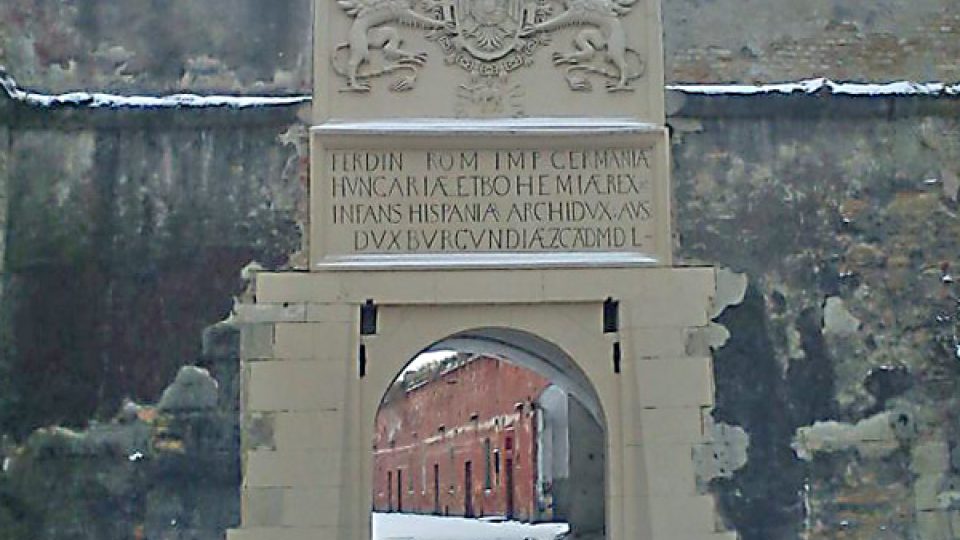 Pevnost Komárno, Ferdinandova brána s památeční tabulí