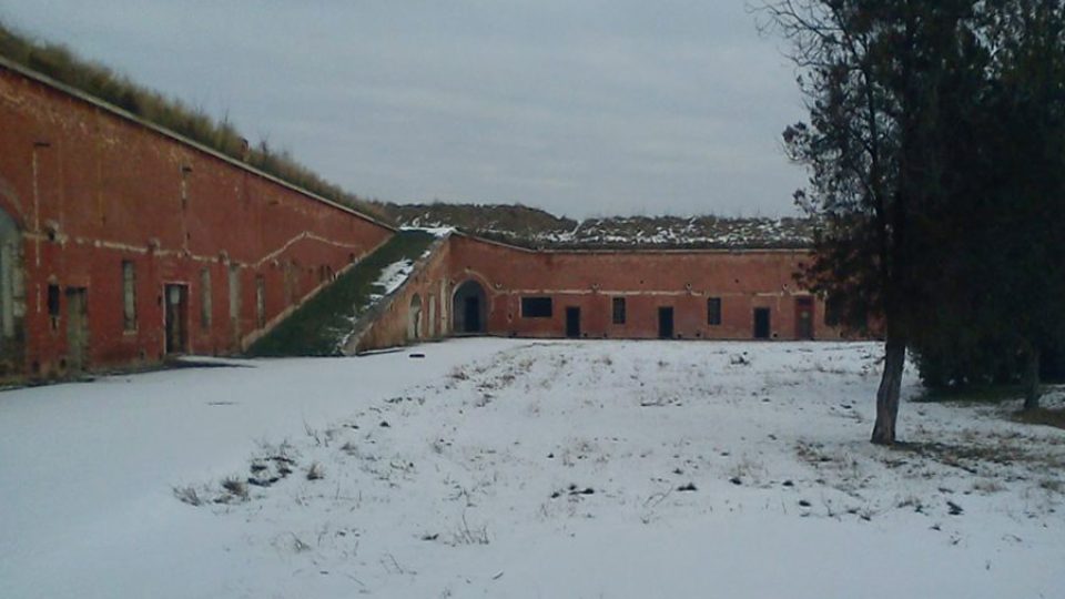 Pevnost Komárno. Stěny natřeli na červeno sovětští vojáci.